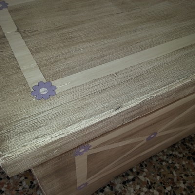cassapanca di recupero laccata e decorata